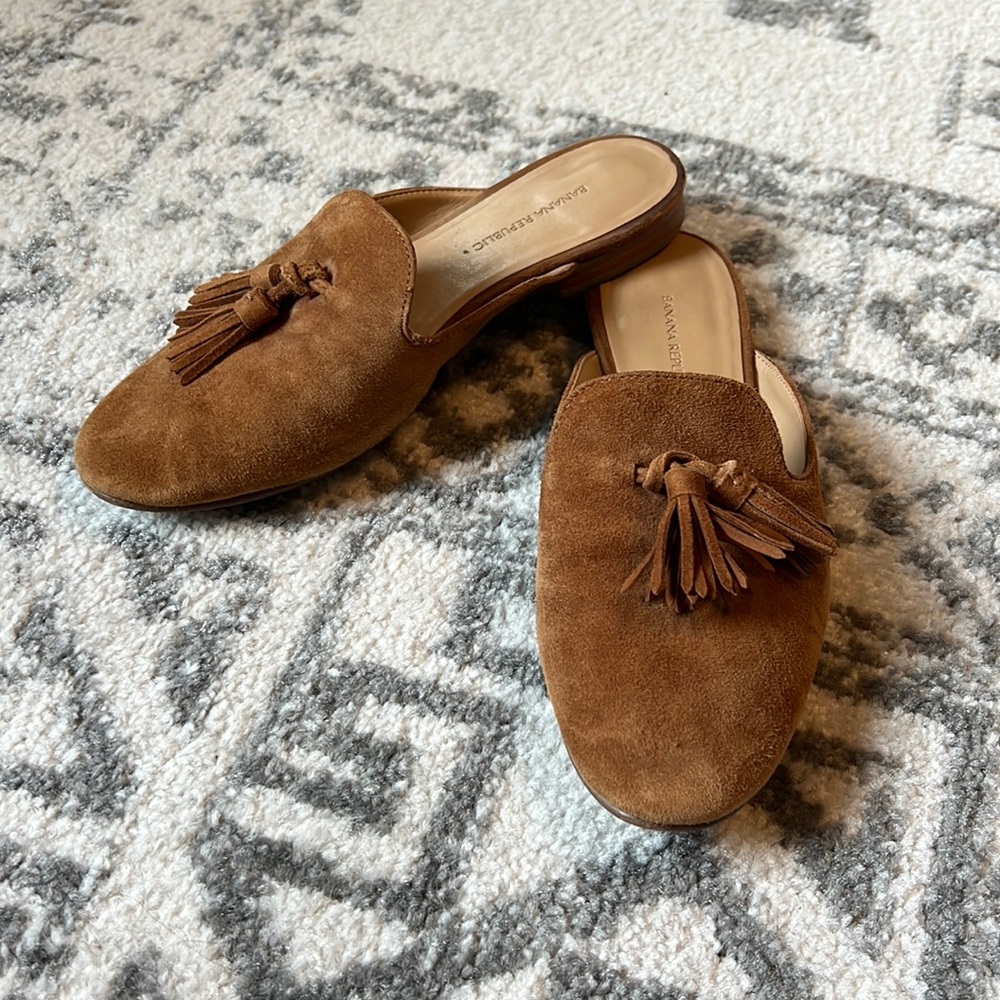 Banana Republic Camel Tassle suede Mules size 6